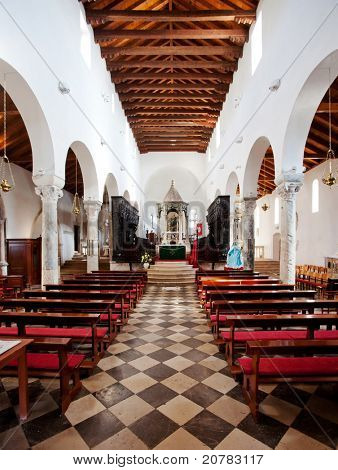 Un'antica cattedrale di pietra sull'isola di Rab, Croazia - la cattedrale della Santa Vergine Maria di Assum