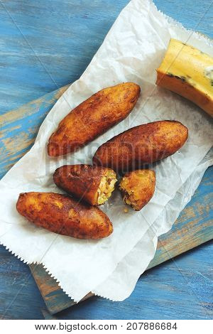Unnakaya / Plantain fritters with coconut filling - Ramadan food of Kerala Malabar