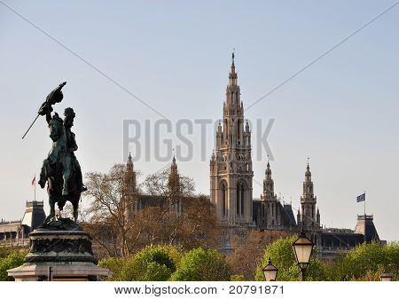 Estatua de arco Carlos Duque contra el Ayuntamiento de Viena