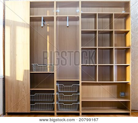 Новый гардероб в ходе сборки