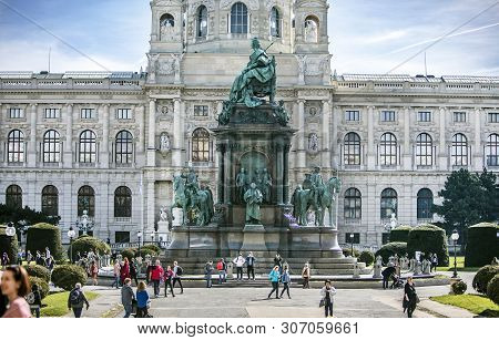Viena, Austria - March 18, 2019: Empress Maria Theresia Monument And Art History Museum In Vienna, A