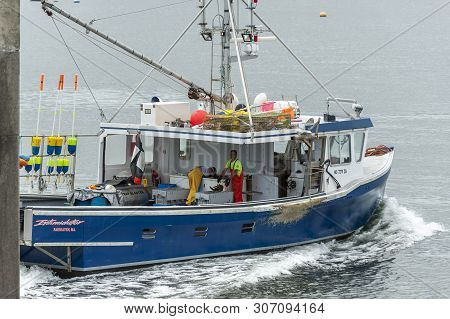Fairhaven, Massachusetts, Usa - June 17, 2019: Fishermen Sorting Lobster As Lobster Boat Intimidator