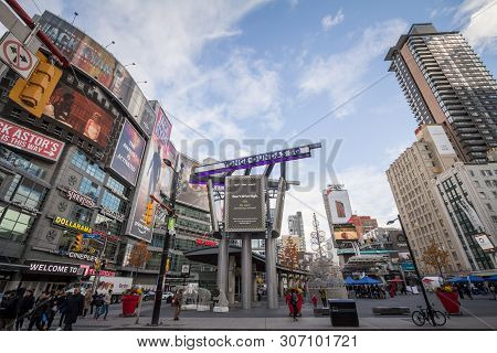 Toronto, Ontario - November 14, 2018: Yonge Dundas Square, With People And Cars Crossing On A Sidewa