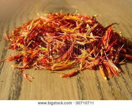 堆的木制背景上的藏红花