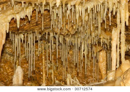 Gotas de água em uma caverna de suspensão