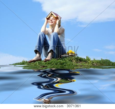 Studentin im Freien auf grünem Gras mit Büchern und blauer Himmel Hintergrund und Reflexion