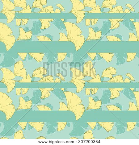 Seamless Pattern, Horizontal Arrangement Of Hand Drawn Ginko Leaves With Outline