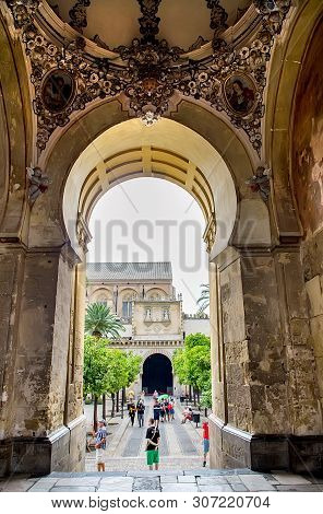 Cordoba, Spain - Aug 7, 2018: Mesmerizing Arches Inside The Great Mosque Of Cordoba Or Cathedral-mos