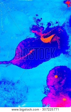 Oil Bubbles Inside Water Base Form Patterns