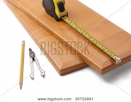 Holzbrett und Tools auf weißem Hintergrund