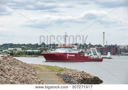 New Bedford, Massachusetts, Usa - June 17, 2019: Survey Vessel Fugro Discovery Approaching The New B