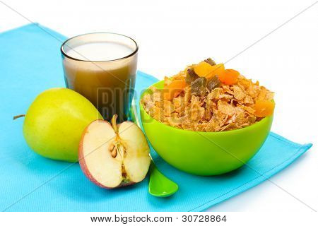 leckere Cornflakes in grüner Schale, Äpfel und Glas Milch, isoliert auf weiss
