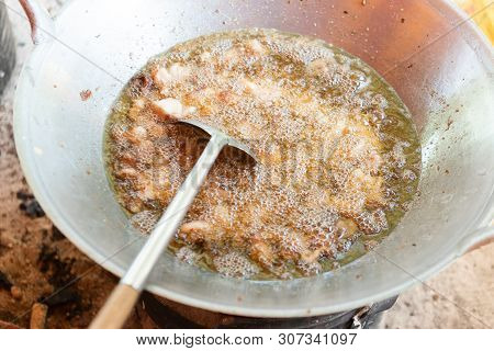 Fried Lard Oil Homemade. Making Lard Oil For Cooking.