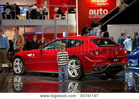 Genève - 8 marts: The Ferrari FF udstillet på 81 International Motor Show Palexpo-Genève på M