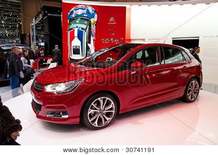 Ženeva - březen 8: The Citroen C4 na displeji na 81 International Motor Show Palexpo-Ženeva na M