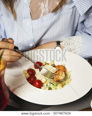 Woman Eating Papaya Crevettes Salads With Tomatoes - Sea Food With Fresh Prawns , Cockles With Spicy