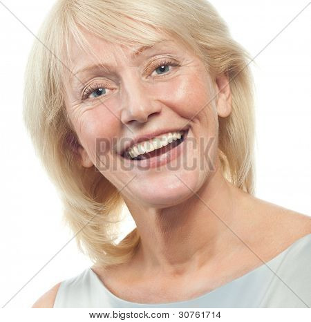 Retrato de atractivo caucásico Rubio de mujer madura sonrientes aislado en blanco studio shot