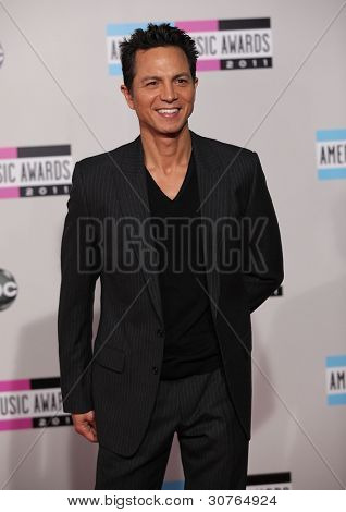 LOS ANGELES - 20 de novembro: Benjamin Bratt chega para o American Music Awards 2011, em 20 de novembro de 201