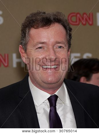 LOS ANGELES - Aralık 11: Piers Morgan CNN kahramanlar için geldi: All-Star haraç 2011 Aralık 11