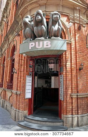 Sydney, Australia - January 31, 2019: Here, Tourists And Locals Queuing To Drink A Beer On One Of Th