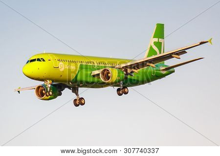 Moscow, Russia - June 20, 2019: Aircraft Airbus A320-214 Vq-bde Of S7 Siberia Airlines Landing At Do