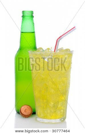 Eine Flasche Lemon Lime Soda mit Kappe von hinter einem Glas gefüllt mit Eiswürfel, Soda und ein s