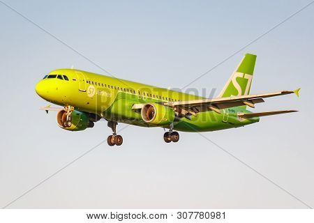 Moscow, Russia - June 20, 2019: Aircraft Airbus A320-214 Vq-bpn Of S7 Siberia Airlines Landing At Do