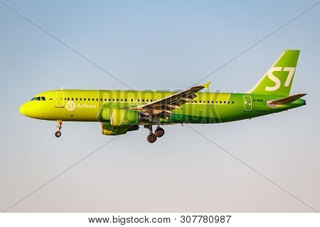 Moscow, Russia - June 20, 2019: Aircraft Airbus A320-214 Vq-bpn Of S7 Siberia Airlines Landing At Do