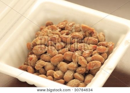 Un contenitore di Natto