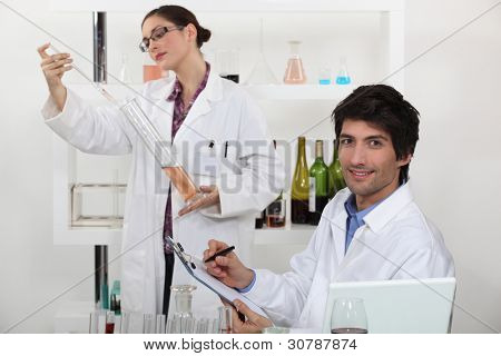 Oenologists วิเคราะห์ไวน์แตกต่างกัน
