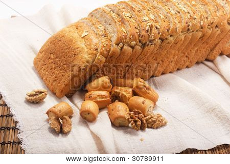 pane, un'isola e noce