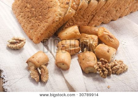 pane, un'isola e noce