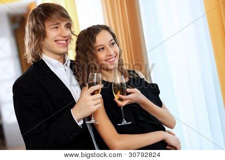 Paar in einem Restaurant mit shampagne