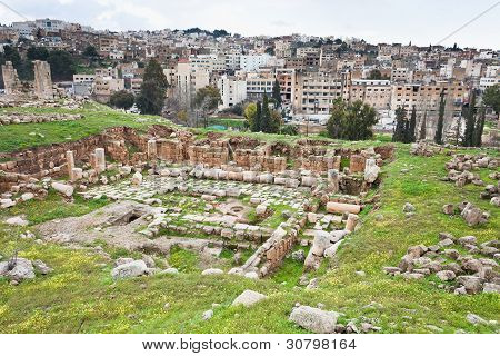 Panorama der antiken Stadt Gerasa und moderne jerash