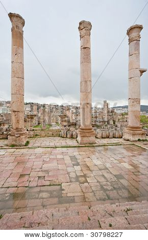 Vue à travers l'Antique Temple d'Artémis dans la ville antique Gerasa à Jerash moderne