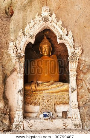 Buddha, nachází se v jeskyni