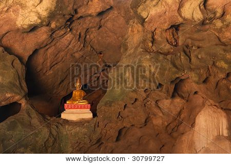 Buddha, nachází se v jeskyni