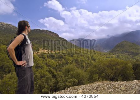 Alpinista com mochila pequena nas montanhas