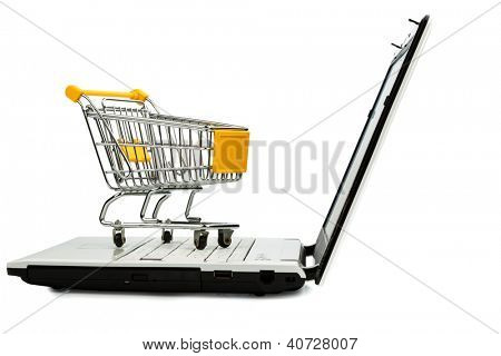 Warenkorb ansehen auf der Tastatur eines Laptops, Symbol Foto für online-shopping und Verbraucherverhalten
