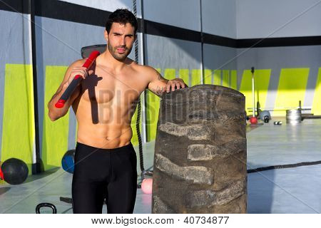 Sledge hammer man sporten in de fitnessruimte, ontspannen na het sporten