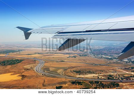 Decollo aereo da Madrid Barajas sopra campi di grano dorato