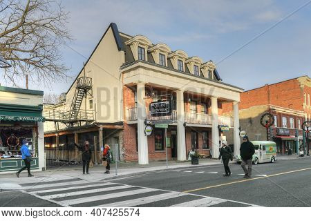 Dundas, Ontario/canada - November 10: The Old Collins Hotel On [november 10, 2020] In [dundas]