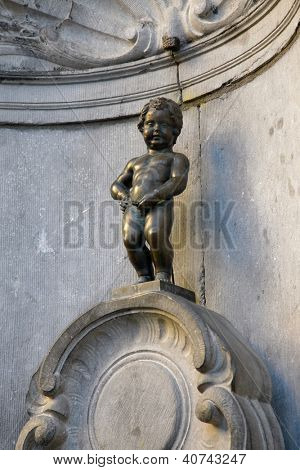 บรัสเซลส์ - 22 พฤศจิกายน: Manneken Pis รูปปั้นสัญลักษณ์ในบรัสเซลส์ เมืองหลวงของเบลเยียม ทำงาน ev