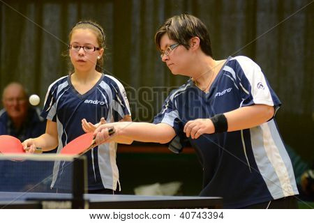 KAPOSVÁR, Węgry - 18 listopada: Zsuzsanna Fekete (R) w działania krajowych mistrzostwach Węgier