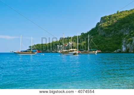 Três Veleiros com velas abaixados