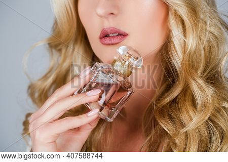 Womans With Perfum Bottle. Beautiful Girl Using Perfume. Woman With Bottle Of Perfume. Woman Present
