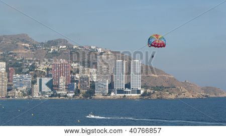 Pěkná města Benidorm zobrazením a pláže v Benidormu