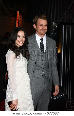 LOS ANGELES - JAN 7: Abigail Spencer, Josh Pence ankommer til 'Gangster Squad' Premiere på Grauma