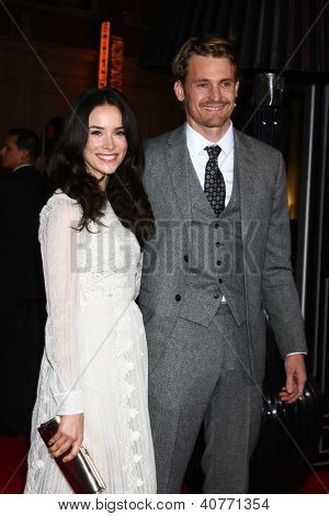 LOS ANGELES - JAN 7: Abigail Spencer, Josh Pence ankommer til 'Gangster Squad' Premiere på Grauma