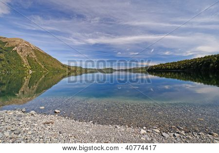 Horské jezero s ranní mraky